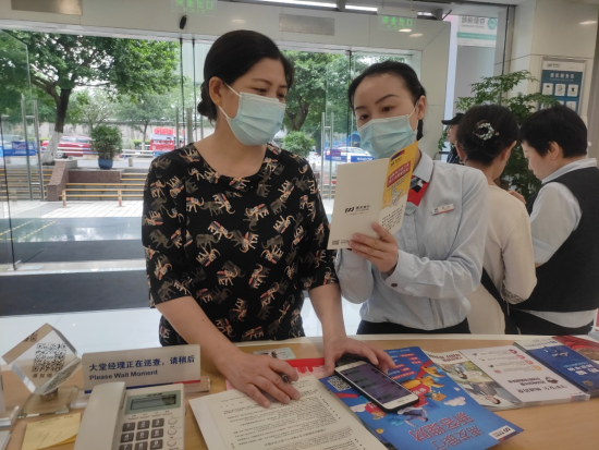 图为该行工作人员为客户介绍特色金融服务。 浦发银行重庆分行供图 图为该行工作人员为客户介绍特色金融服务。 浦发银行重庆分行供图