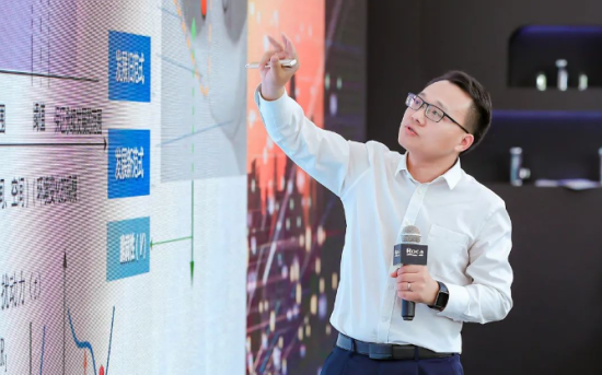 图为陈鸿在发布会上发言。 奥雅纳供图 图为陈鸿在发布会上发言。 奥雅纳供图