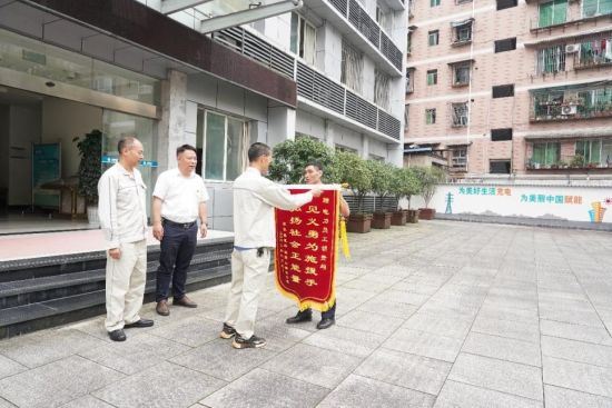 图为6月9日,落水少年孙书茂的父亲孙思怀到国网重庆万州供电公司梁平客户服务中心,将锦旗送到胡贵均手中。 黄凌霜 摄 图为6月9日,落水少年孙书茂的父亲孙思怀到国网重庆万州供电公司梁平客户服务中心,将锦旗送到胡贵均手中。 黄凌霜 摄