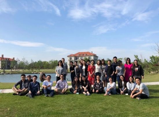 奥雅纳团队在中央滨湖草坪合影,这里将建设生态东滩的核心区域,是规划中绿领生活的枢纽空间 奥雅纳团队在中央滨湖草坪合影,这里将建设生态东滩的核心区域,是规划中绿领生活的枢纽空间