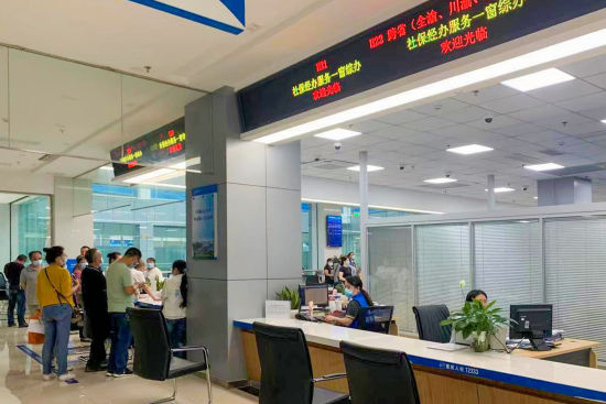 大渡口区人力社保局办事窗口。 大渡口区融媒体中心供图 大渡口区人力社保局办事窗口。 大渡口区融媒体中心供图