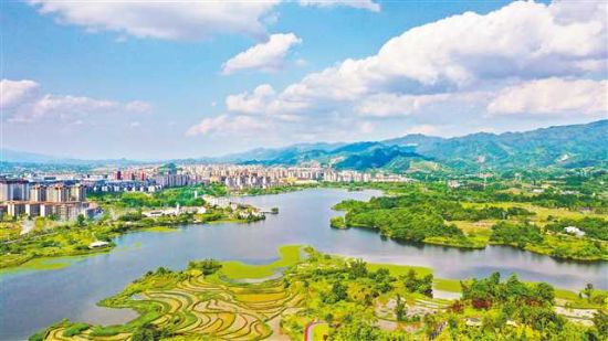 5月16日,梁平区双桂湖国家湿地公园,在蓝天白云下分外美丽。特约摄影 刘辉/视觉重庆 5月16日,梁平区双桂湖国家湿地公园,在蓝天白云下分外美丽。特约摄影 刘辉/视觉重庆