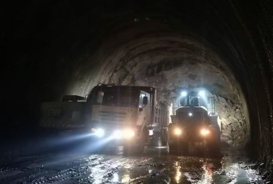 重庆轨道交通15号线铜锣山隧道出口段顺利破关千米