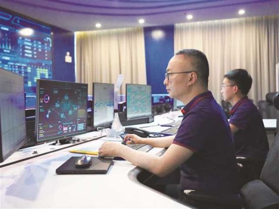 图为陈界飞利用智慧化网络平台巡查软件运行情况。图片由重庆中法供水有限公司提供 图为陈界飞利用智慧化网络平台巡查软件运行情况。图片由重庆中法供水有限公司提供
