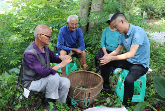 图为在石龙桥村的花椒地里召开的“三级院坝会”。 璧山区委宣传部供图 图为在石龙桥村的花椒地里召开的“三级院坝会”。 璧山区委宣传部供图