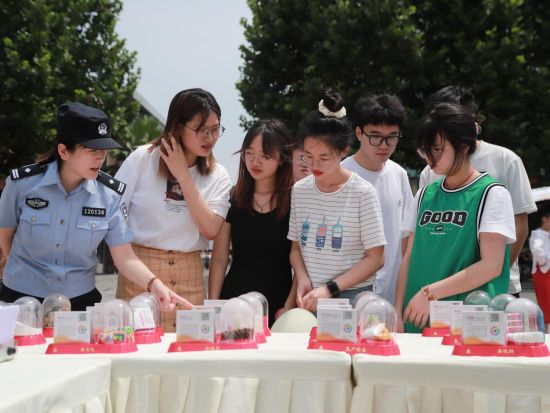 图为民警向市民讲解禁毒知识。高新区分局供图 图为民警向市民讲解禁毒知识。高新区分局供图