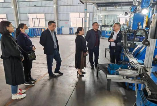 图为深入民贸民品企业开展大走访大谈心活动。 黔江区委统战部供图 图为深入民贸民品企业开展大走访大谈心活动。 黔江区委统战部供图