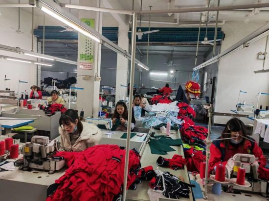 图为重庆卫之情服饰有限公司生产车间。 黔江区委统战部供图 图为重庆卫之情服饰有限公司生产车间。 黔江区委统战部供图