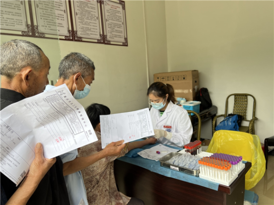老人排队抽血体检。巫溪县委宣传部供图 华龙网发
