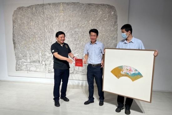图为邓建强向王琦美术博物馆捐赠作品。肖江川 摄 图为邓建强向王琦美术博物馆捐赠作品。肖江川 摄