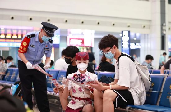 图为宣传活动现场。重庆铁路公安处供图 图为宣传活动现场。重庆铁路公安处供图