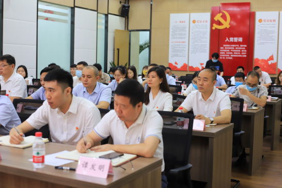 图为党员在轮训上认真学习。 马佳欣 摄 图为党员在轮训上认真学习。 马佳欣 摄