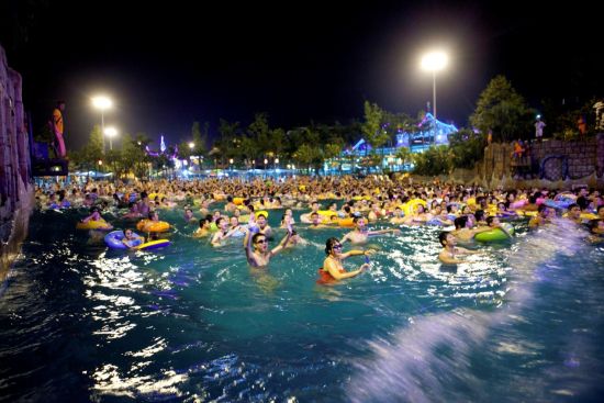 图为夜晚下的重庆加勒比海水世界冲浪池。景区供图