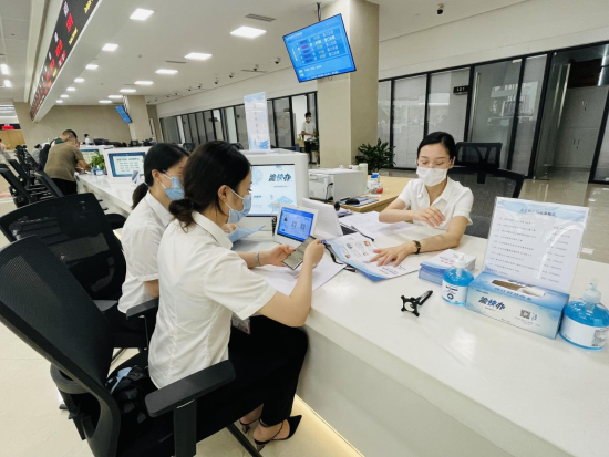企业在“助企纾困”专窗咨询政策。 彭丽桦 摄 企业在“助企纾困”专窗咨询政策。 彭丽桦 摄