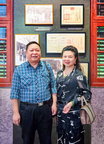 图为饶叶俊和爱人马静在红岩村饶国模纪念馆。受访者供图 