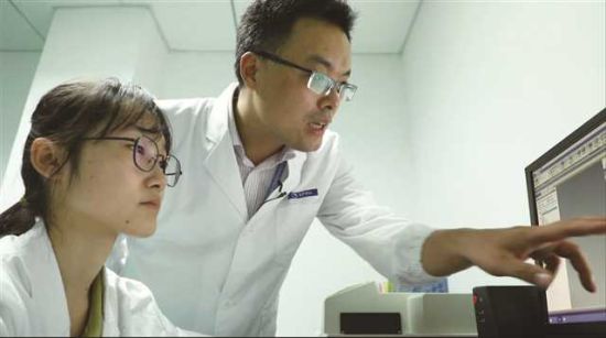 黄恩启在查看研发数据。重庆智飞生物制品股份有限公司提供 黄恩启在查看研发数据。重庆智飞生物制品股份有限公司提供