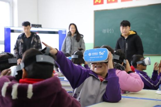四川移动联合成研院打造VR智慧教室