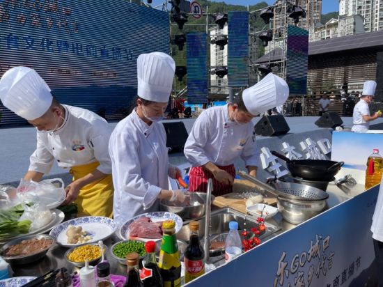 图为名厨在活动现场烹饪。城口县人民政府供图 图为名厨在活动现场烹饪。城口县人民政府供图