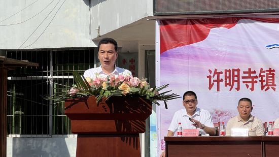 图为丰都县许明寺镇党委书记秦挺在开馆仪式上致辞。肖江川 摄 图为丰都县许明寺镇党委书记秦挺在开馆仪式上致辞。肖江川 摄