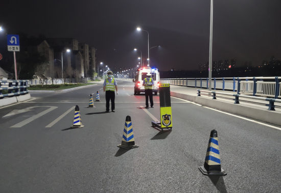 图为民警正在路面进行盘查。 警方供图 图为民警正在路面进行盘查。 警方供图