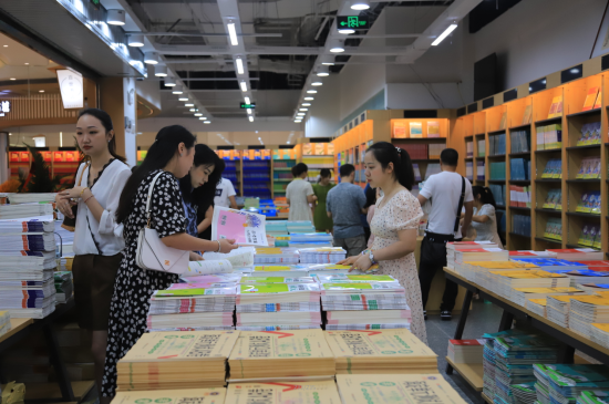 图为市民在愉悦书城翻阅书籍。马佳欣摄 图为市民在愉悦书城翻阅书籍。马佳欣摄