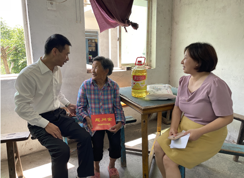 图为街道党工委书记江世洪(左一)带队慰问困难党员。郭家沱街道供图 图为街道党工委书记江世洪(左一)带队慰问困难党员。郭家沱街道供图
