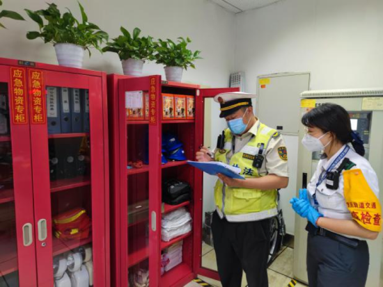 图为执法人员正在进行专项检查。重庆交通执法部门供图 图为执法人员正在进行专项检查。重庆交通执法部门供图