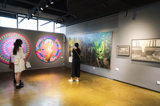 图为市民参观展览。活动主办方供图 图为市民参观展览。活动主办方供图