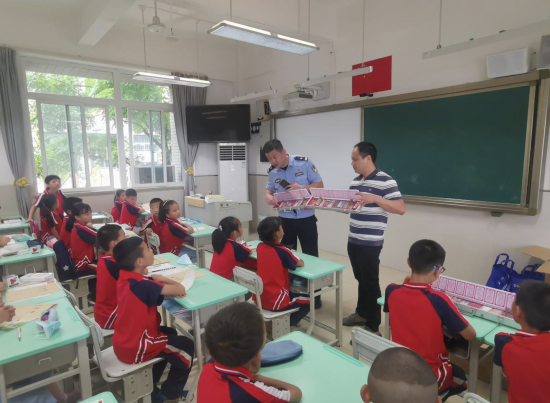 图为含谷镇进行禁毒教育。主办方供图 图为含谷镇进行禁毒教育。主办方供图
