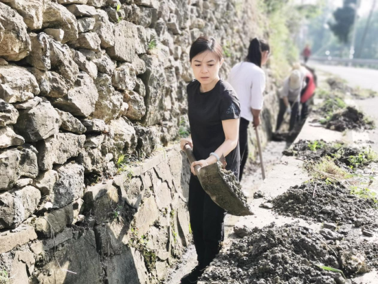 图为张昊阳在长连村参加与新时代文明实践活动、村容村貌整治活动。中信银行重庆分行供图