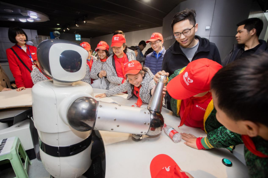 图为中信银行重庆分行组织黄沙小学学生开展研学活动。中信银行重庆分行供图
