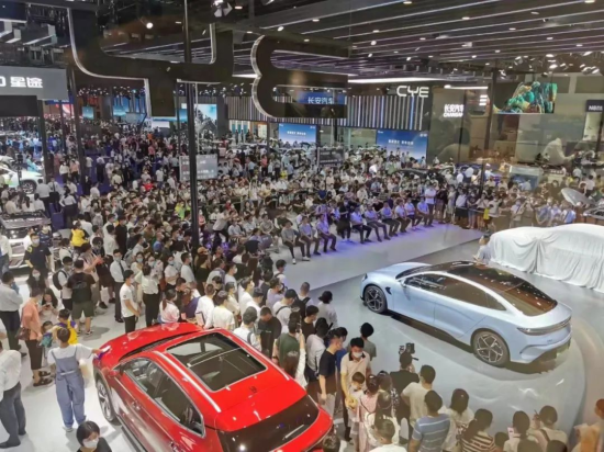 图为重庆车展现场发布新车，吸引市民关注。主办方供图