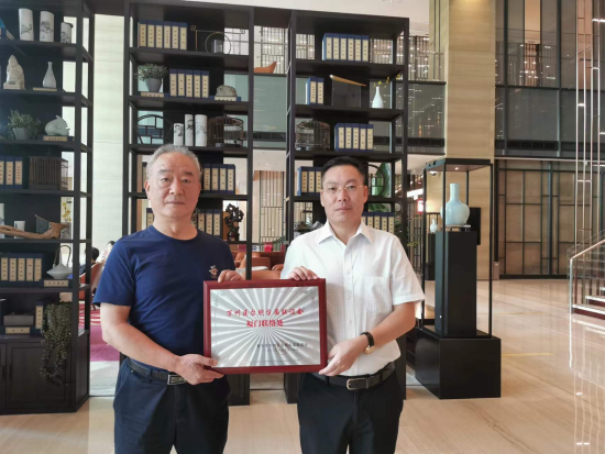 图为万州区台联会会长刘德斌向“万州区台联会厦门联络处”授牌。 万州区委统战部供图 图为万州区台联会会长刘德斌向“万州区台联会厦门联络处”授牌。 万州区委统战部供图