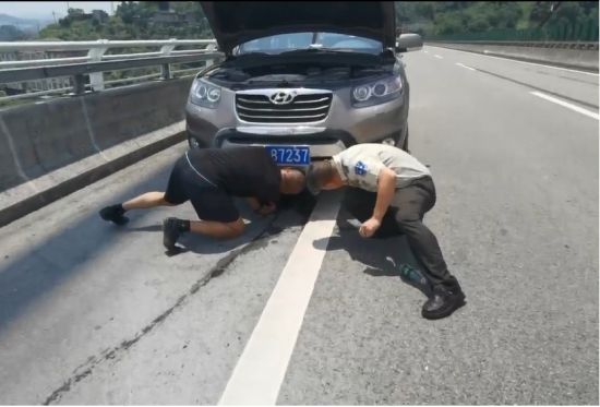 图为执法人员正在查看车辆情况。重庆高速执法部门供图