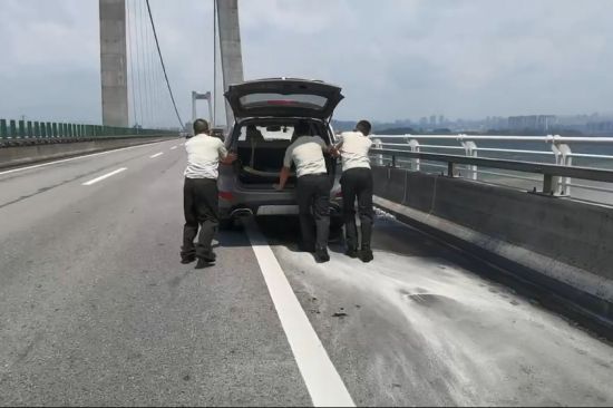 图为执法人员正在推车。重庆高速执法部门供图