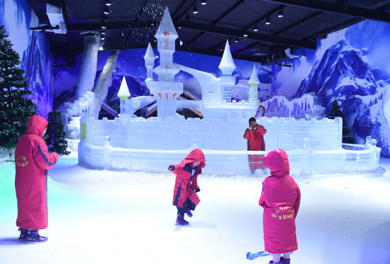 图为市民在冰雪乐园玩耍。周毅 摄 图为市民在冰雪乐园玩耍。周毅 摄