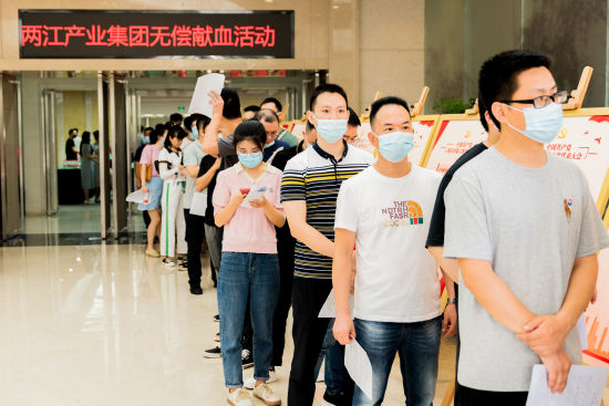 图为集团员工依次排队等待献血。 黄维正 摄 图为集团员工依次排队等待献血。 黄维正 摄