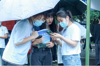 图为工作人员正在为学生介绍“空中双选会”。永川区人力资源和社会保障局供图 图为工作人员正在为学生介绍“空中双选会”。永川区人力资源和社会保障局供图