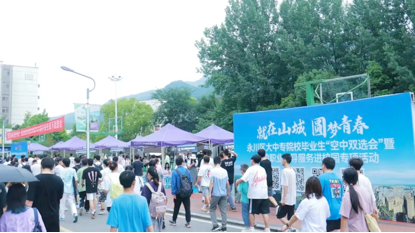 图为“空中双选会”走进高校现场。永川区人力资源和社会保障局供图 图为“空中双选会”走进高校现场。永川区人力资源和社会保障局供图