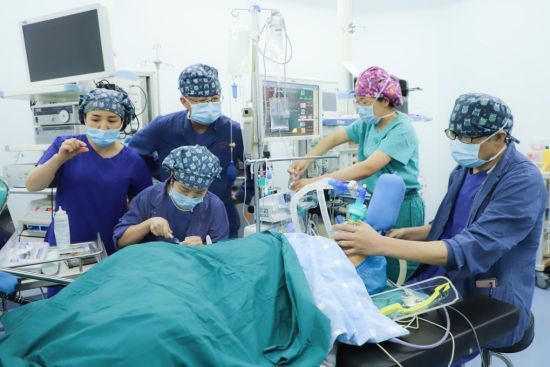 96岁的李婆婆在医院进行盆底功能重建手术。重庆市妇幼保健院供图