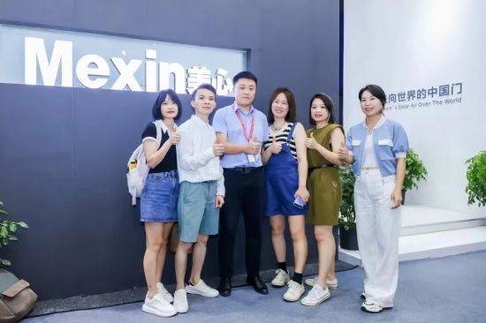 图为众人在建博会上为美心门竖起大拇指。美心集团供图 图为众人在建博会上为美心门竖起大拇指。美心集团供图