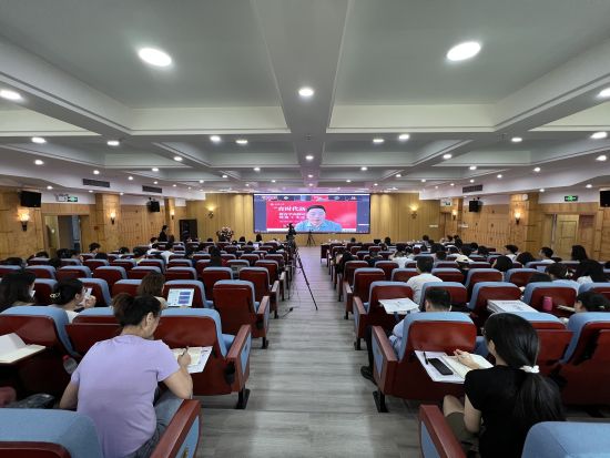 图为高峰论坛现场。钟旖摄 图为高峰论坛现场。钟旖摄