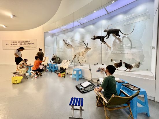 图为参赛者展开创作。钟旖摄 图为参赛者展开创作。钟旖摄