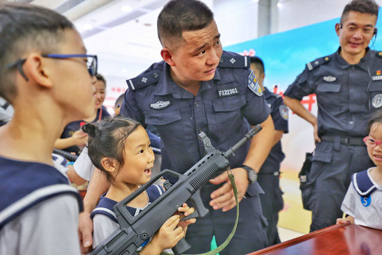 图为活动现场。巴南警方供图 图为活动现场。巴南警方供图