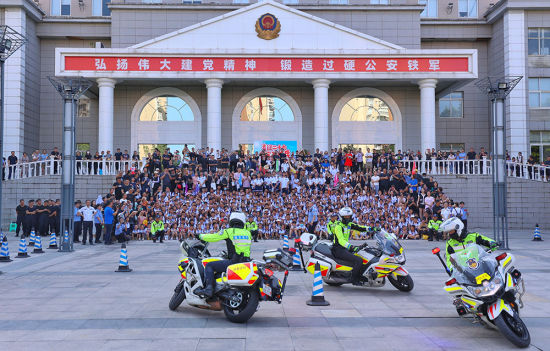 图为活动现场。巴南警方供图 图为活动现场。巴南警方供图