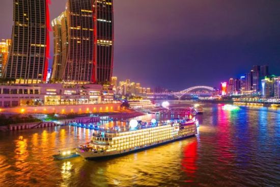 ▲乘“世纪凯歌”号游轮赏夜景。受访者供图 ▲乘“世纪凯歌”号游轮赏夜景。受访者供图