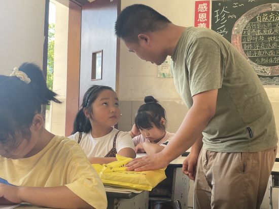 图为志愿者深入基层开展社会实践活动。许冕 摄 图为志愿者深入基层开展社会实践活动。许冕 摄