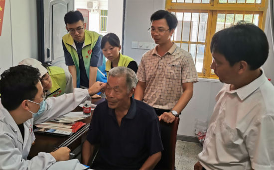 图为义诊现场。重庆医科大学中药学院供图 图为义诊现场。重庆医科大学中药学院供图