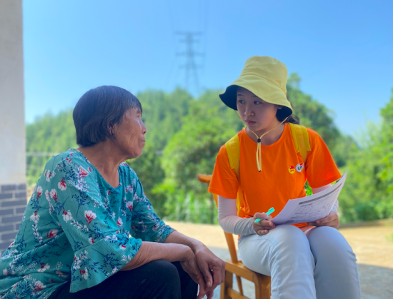 实践团队在村里开展调研。重庆医科大学护理学院供图 实践团队在村里开展调研。重庆医科大学护理学院供图