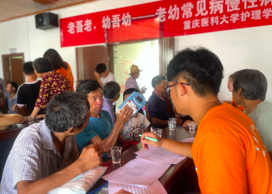 团队成员为老人进行握力测试。重庆医科大学护理学院供图 团队成员为老人进行握力测试。重庆医科大学护理学院供图